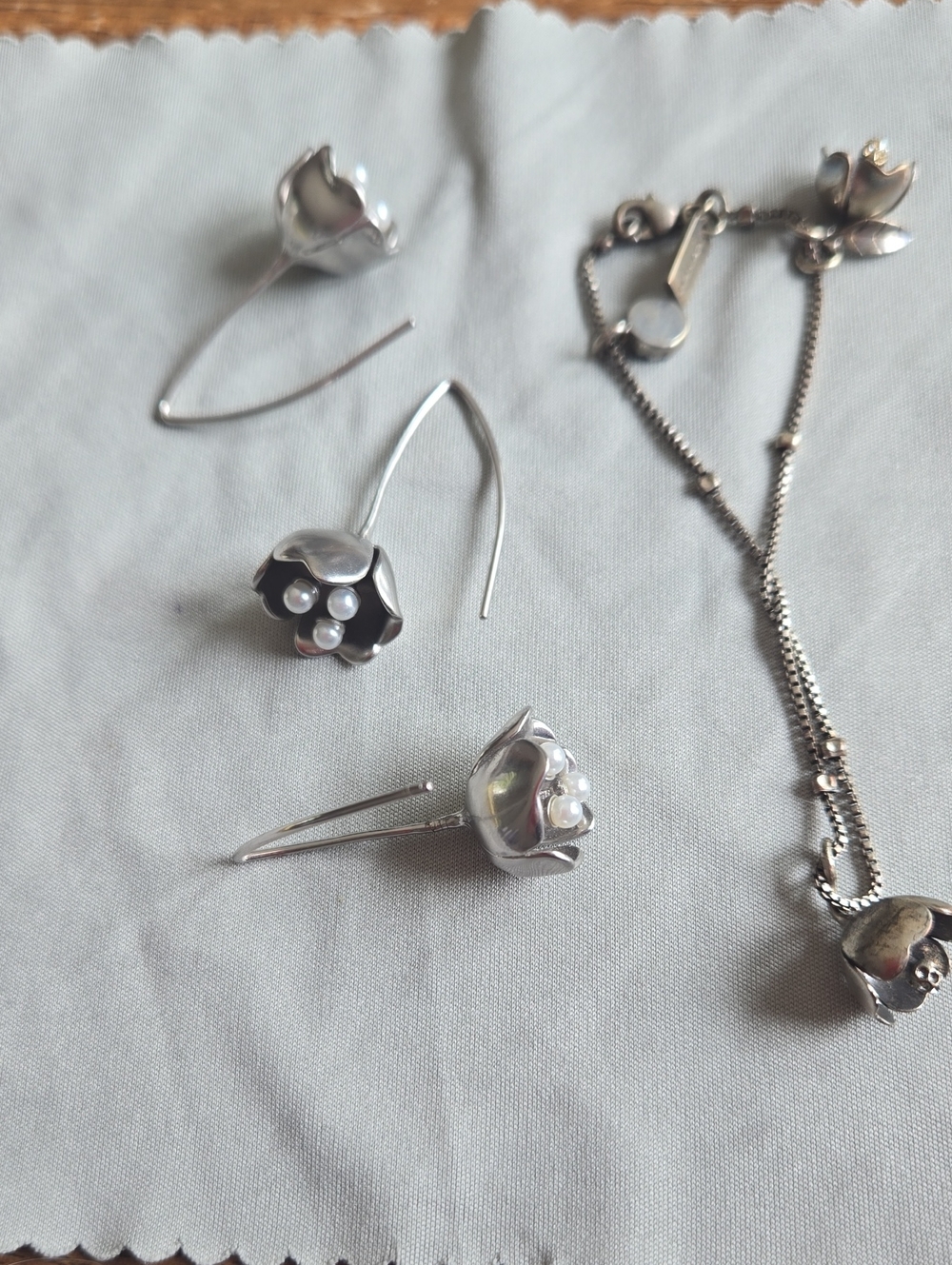 Coach Silver Floral Pearl Accent Earrings and bracelet Set - - Picture 1 of 4